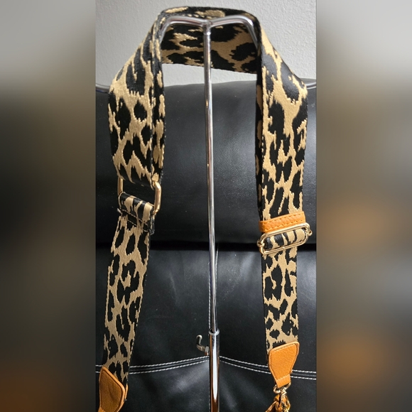 New Tan Leather Women's Crossbody With Leopard Print Guitar Strap - Picture 8 of 9